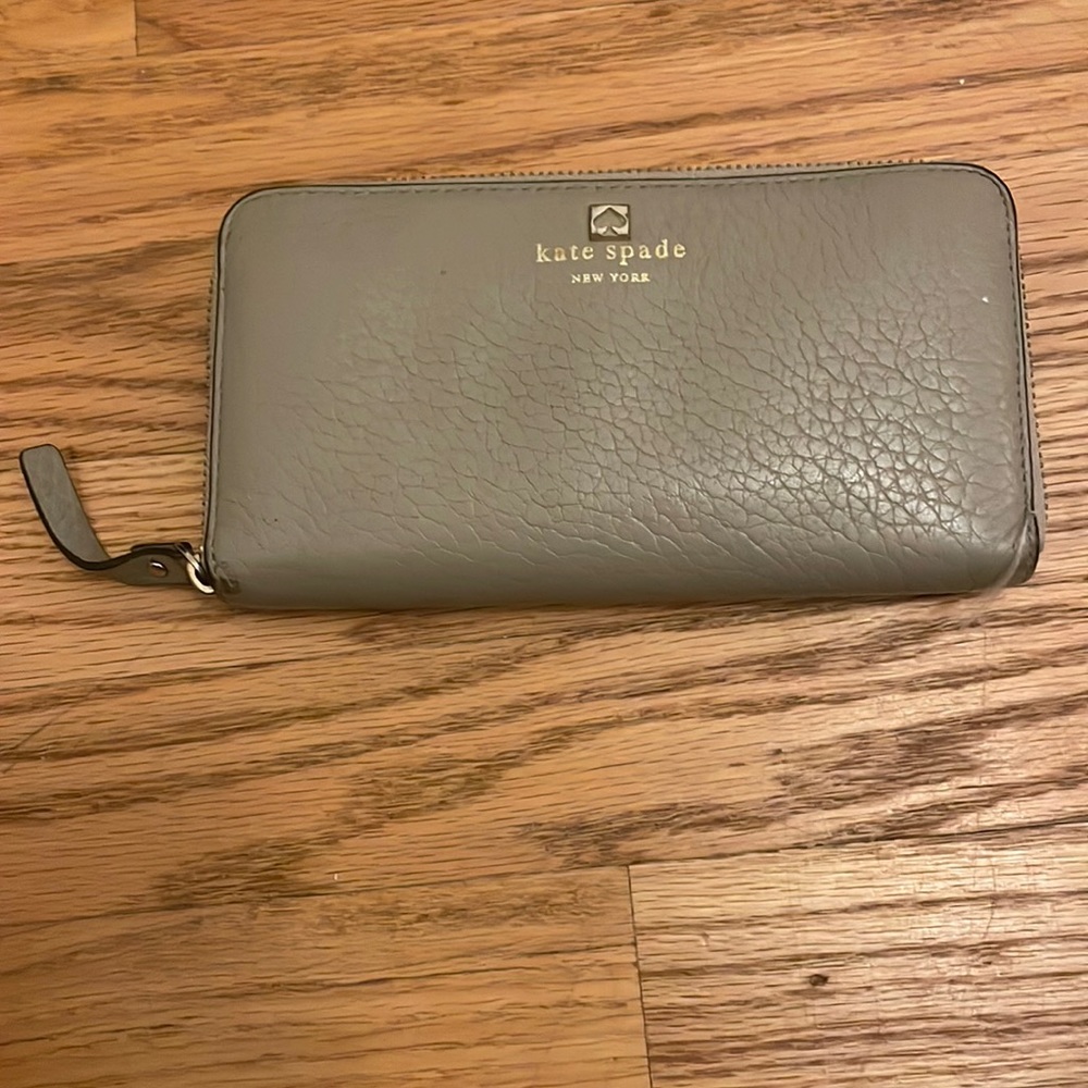 Good condition kate spade wallet. Normal signs of use and wear